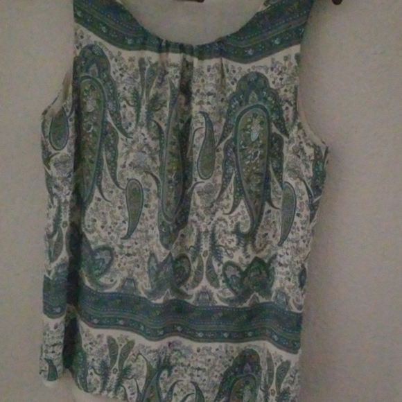 A dressed shirt - Picture 2 of 2